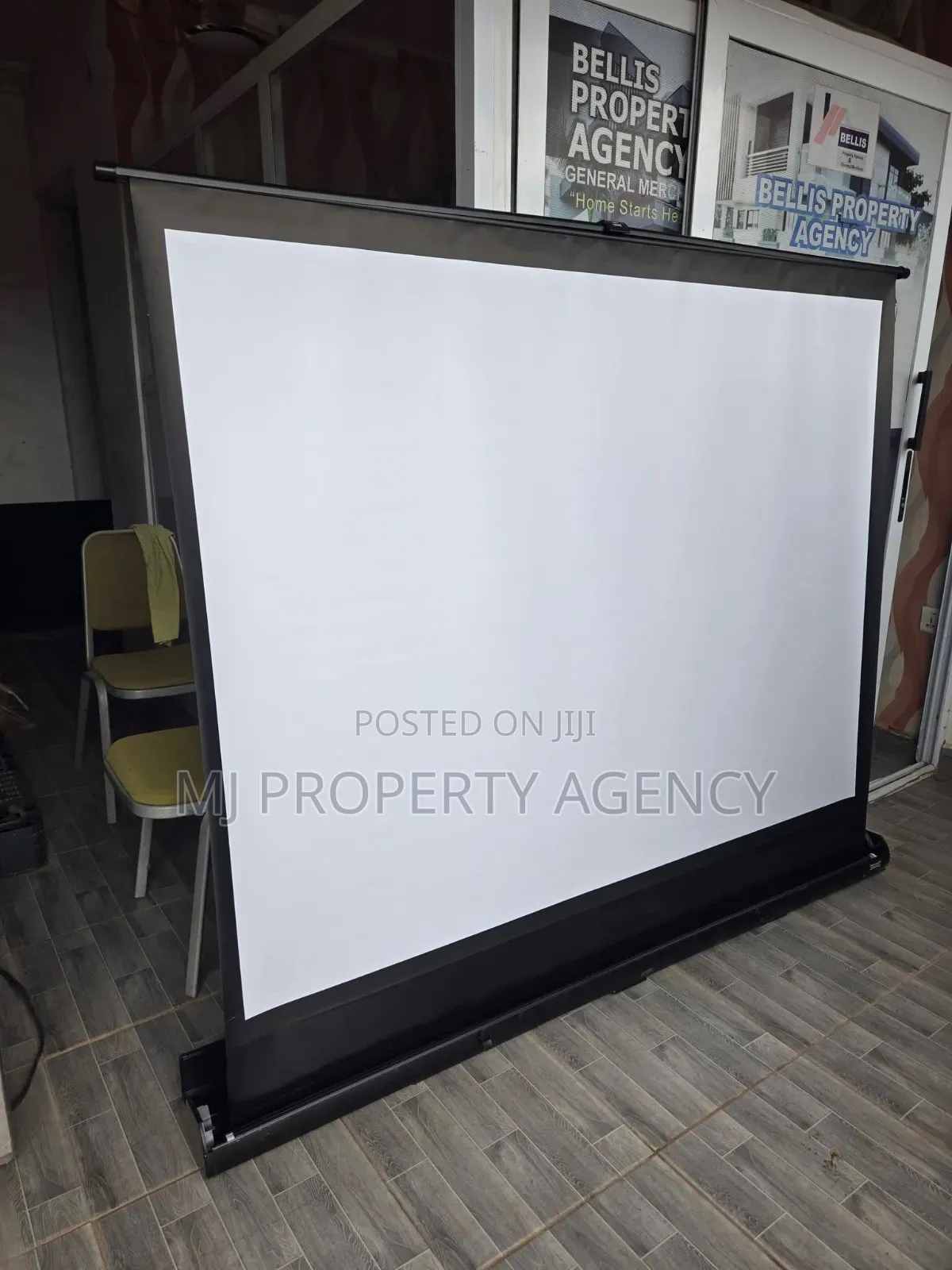 Retractable Screen Projector