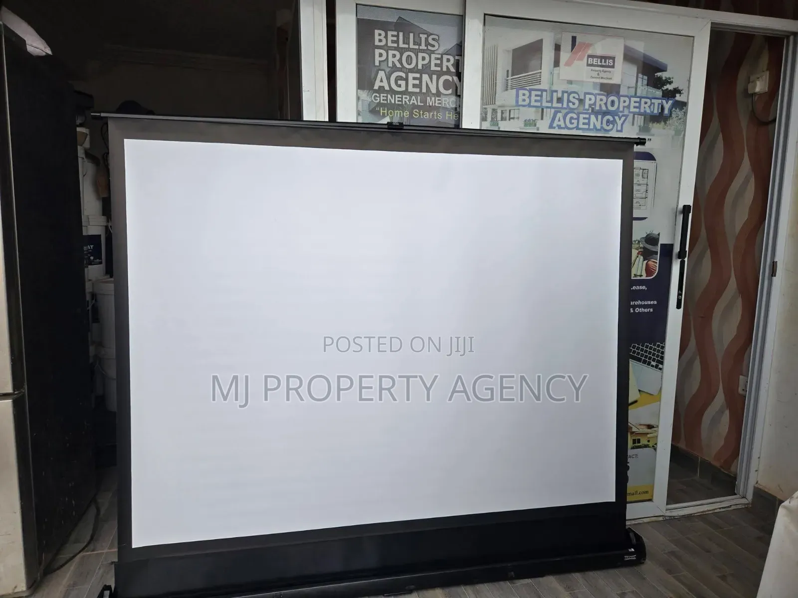 Retractable Screen Projector