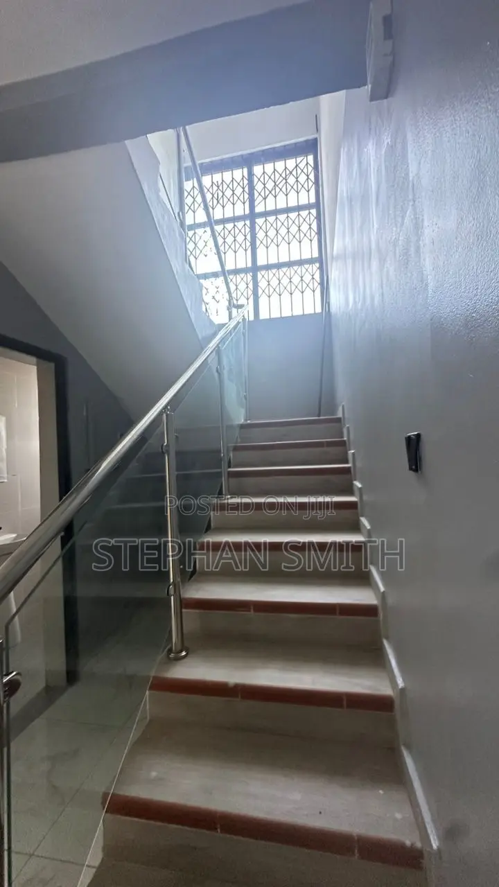 3bdrm House in Apsrtment House, Ola Achool Area for rent
