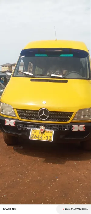 Mercedes-Benz Sprinter 2000 Yellow
