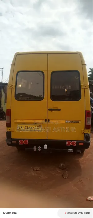 Mercedes-Benz Sprinter 2000 Yellow