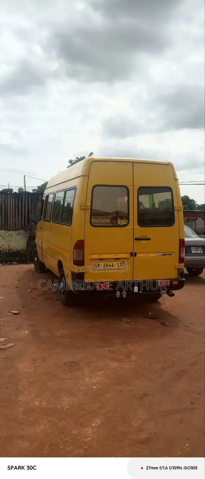 Mercedes-Benz Sprinter 2000 Yellow