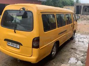 Hyundai H-100 2000 Yellow