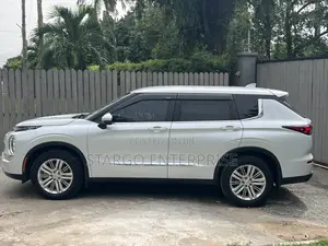 Mitsubishi Outlander SEL Launch Edition 2022 White