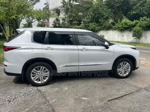 Mitsubishi Outlander SEL Launch Edition 2022 White