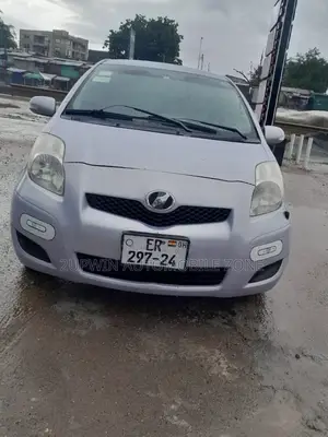 Toyota Vitz 2010 Silver