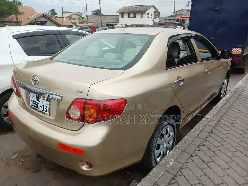 Toyota Corolla Base 4dr Sedan (1.8L 4cyl 5M) 2010 Gold