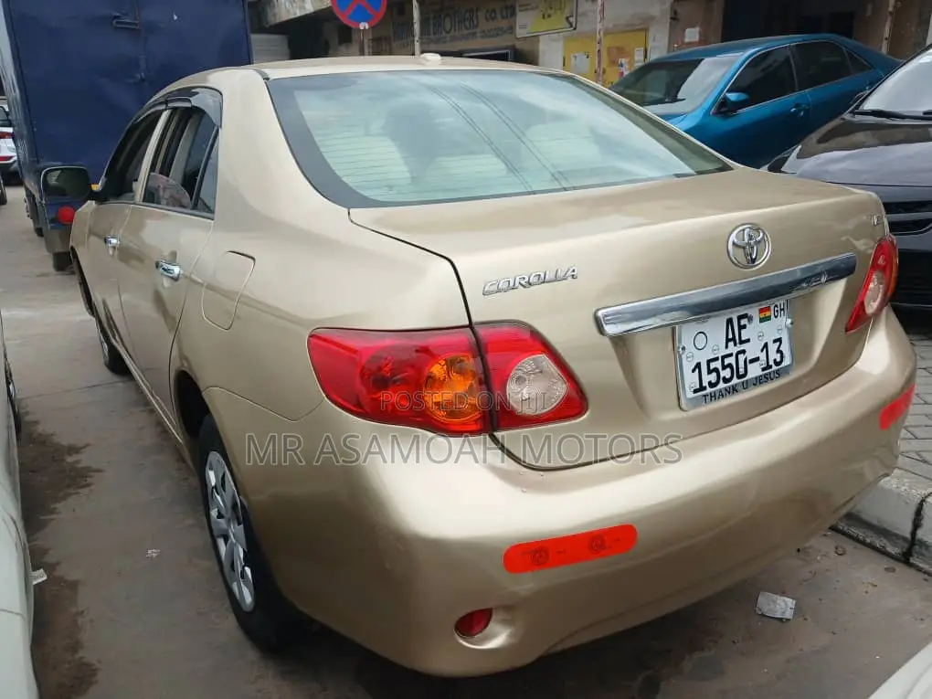 Toyota Corolla Base 4dr Sedan (1.8L 4cyl 5M) 2010 Gold