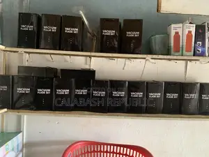 500ml Vacuum Flask With Two Extra Cups.