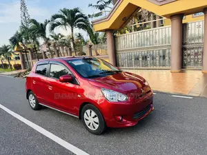 Toyota Vitz 1.3 AWD 5dr 2013 Red