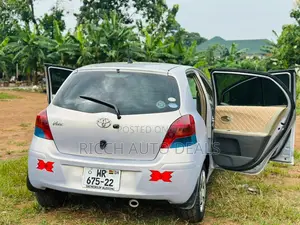 Toyota Vitz 1.3 FWD 5dr 2010 Silver