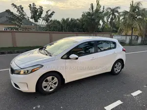 Kia Forte EX Hatchback 2017 White
