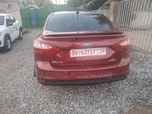 Ford Focus SE 4dr Hatchback (2.0L 4cyl 5M) 2015 Red