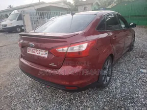 Ford Focus SE 4dr Hatchback (2.0L 4cyl 5M) 2015 Red