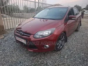 Ford Focus SE 4dr Hatchback (2.0L 4cyl 5M) 2015 Red