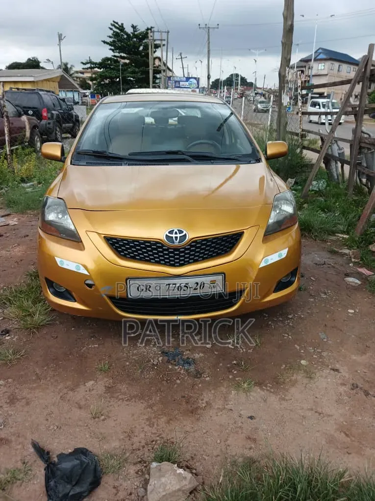 Toyota Yaris Base Sedan 4dr 2010 Yellow