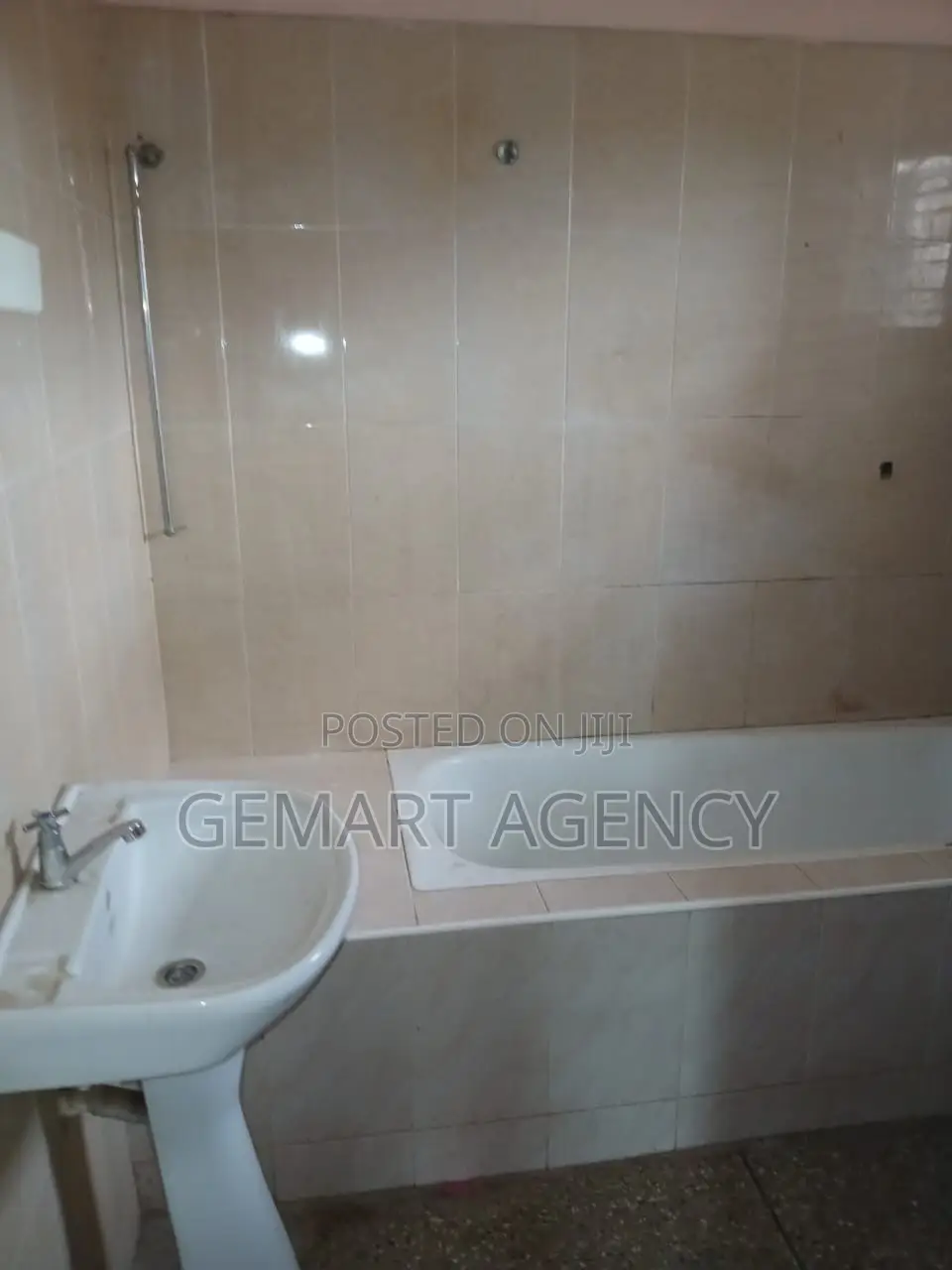5bdrm Apartment in Taifa Bukina for rent
