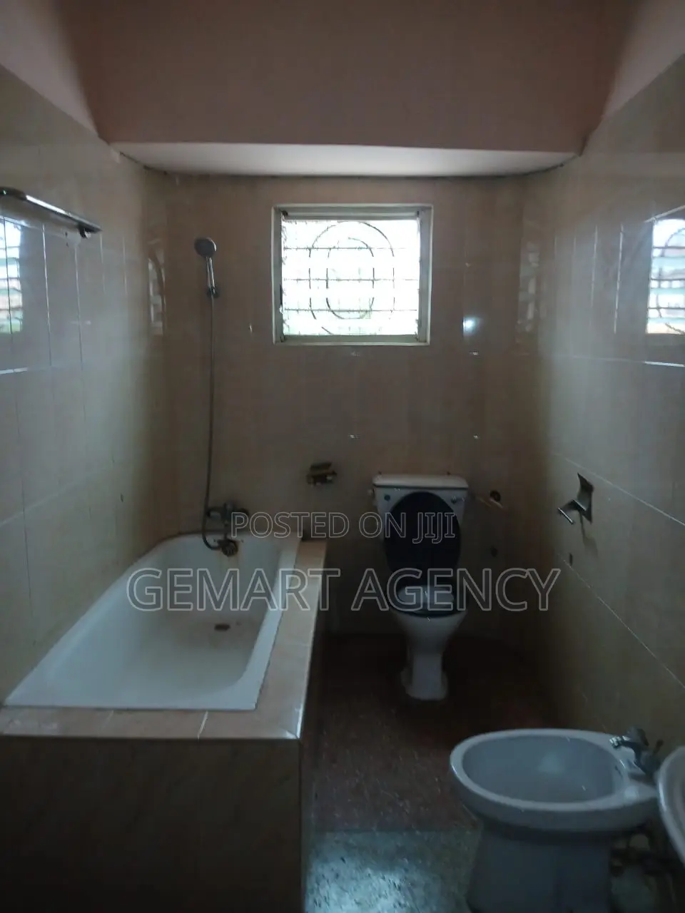5bdrm Apartment in Taifa Bukina for rent