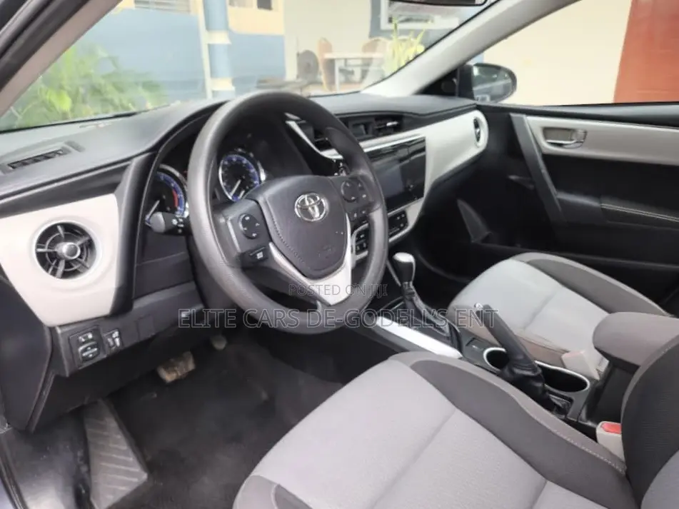 Toyota Corolla LE (1.8L 4cyl 2A) 2018 Gray