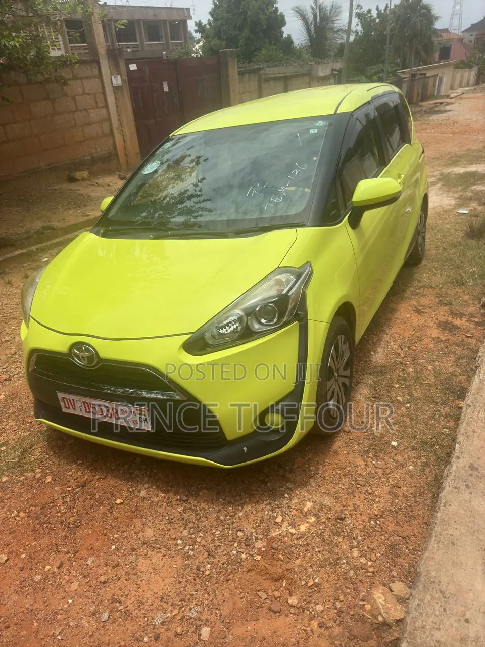 Toyota Sienta 2015 Yellow