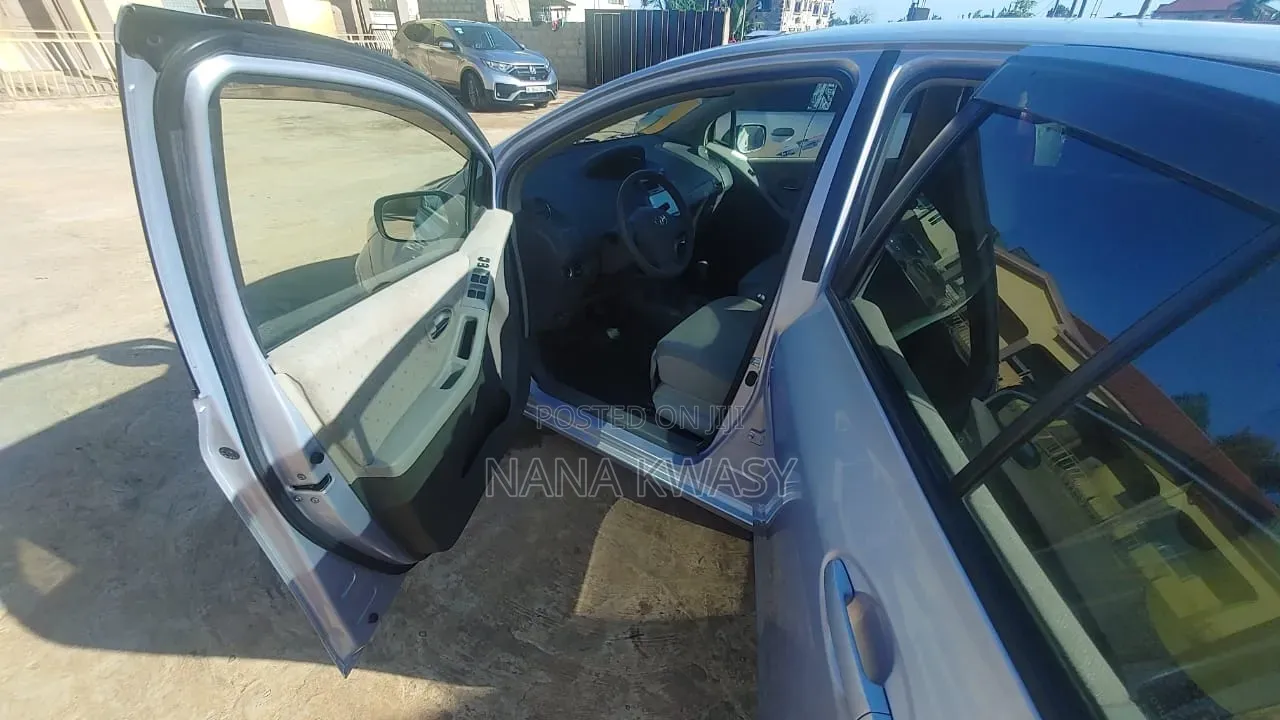 Toyota Vitz 1.3 AWD 3dr 2010 Silver