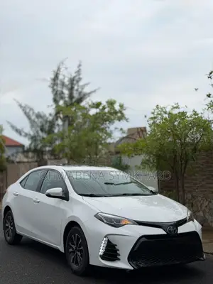 Toyota Corolla SE (1.8L 4cyl 2A) 2018 White