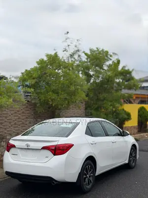 Toyota Corolla SE (1.8L 4cyl 2A) 2018 White