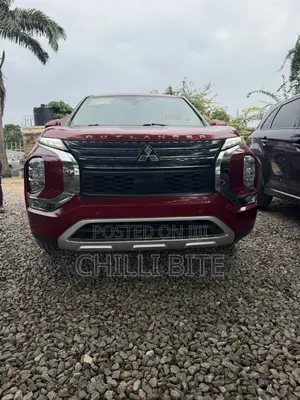 Mitsubishi Outlander SE 2022 Red