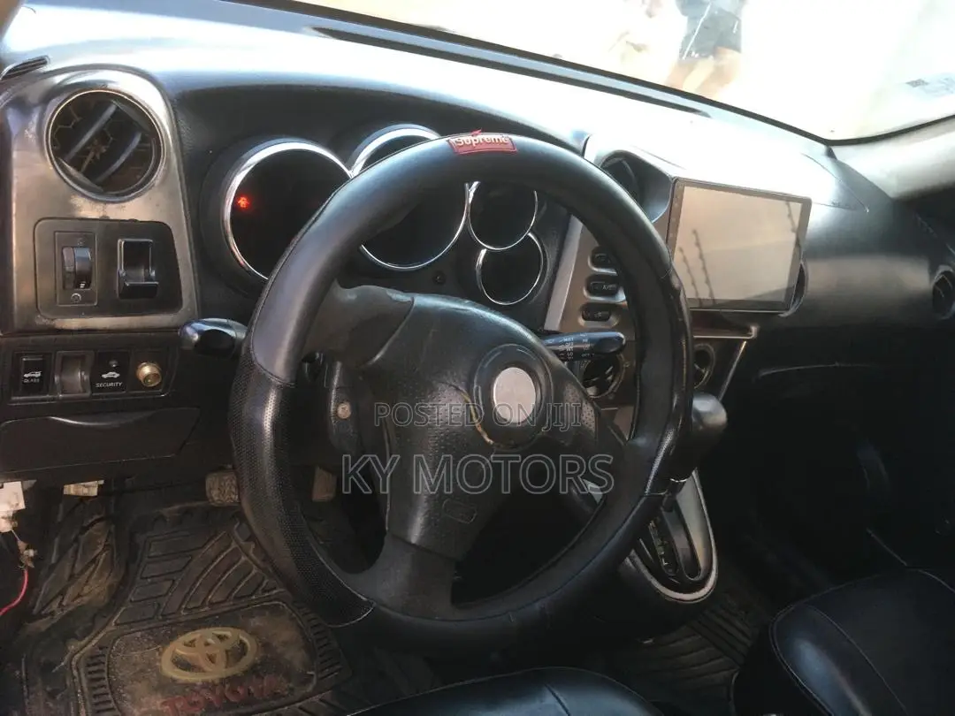 Toyota Matrix Hatchback AWD (1.8L 4cyl 4A) 2006 Red