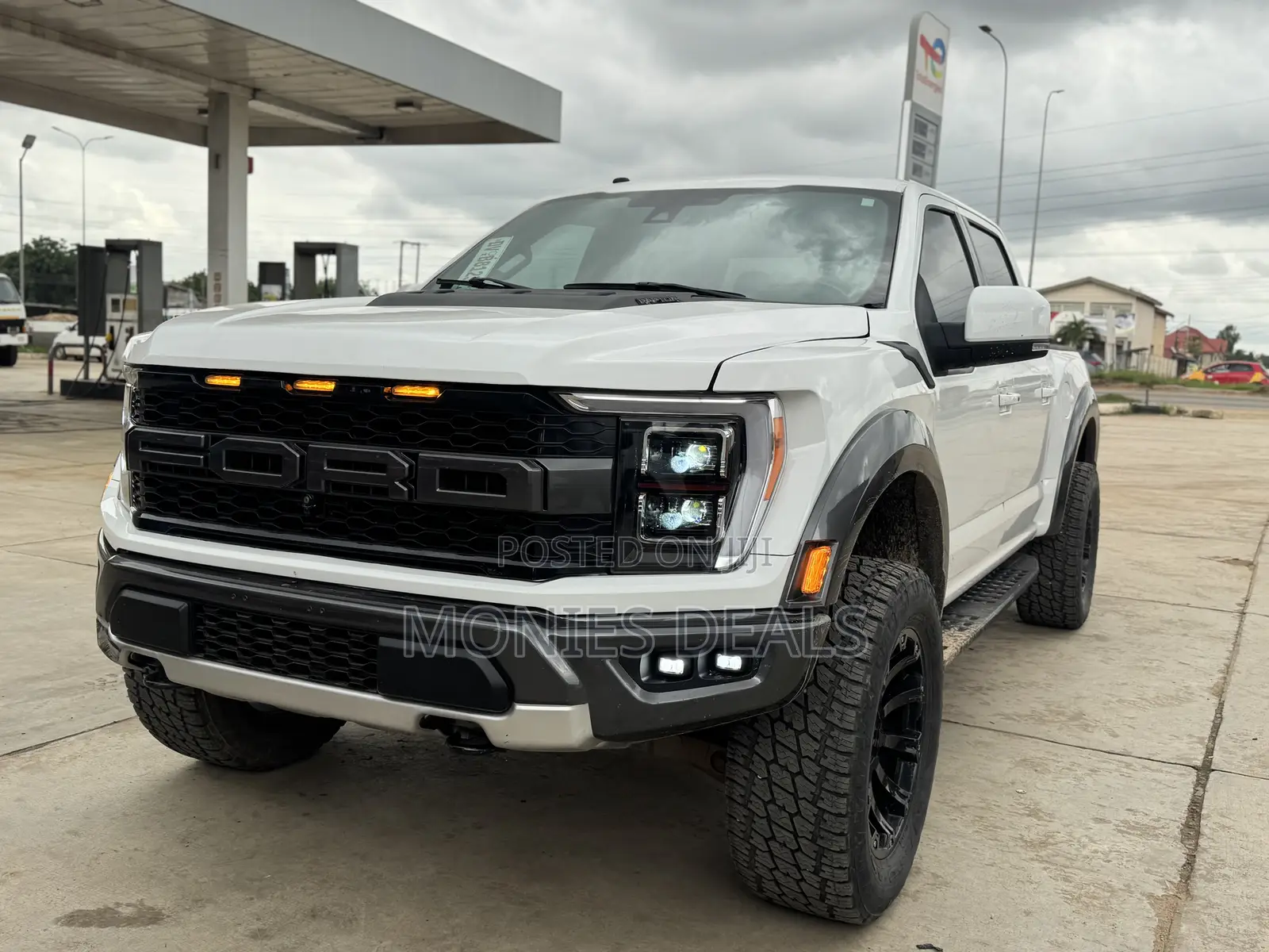 Ford F-150 Raptor 4x4 SuperCrew Cab Styleside 5.5 ft. box 145 in. WB