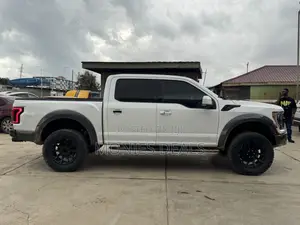 Ford F-150 Raptor 4x4 SuperCrew Cab Styleside 5.5 ft. box 145 in. WB