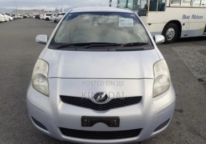Toyota Vitz 2010 Silver