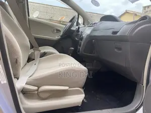 Toyota Vitz 2010 Silver