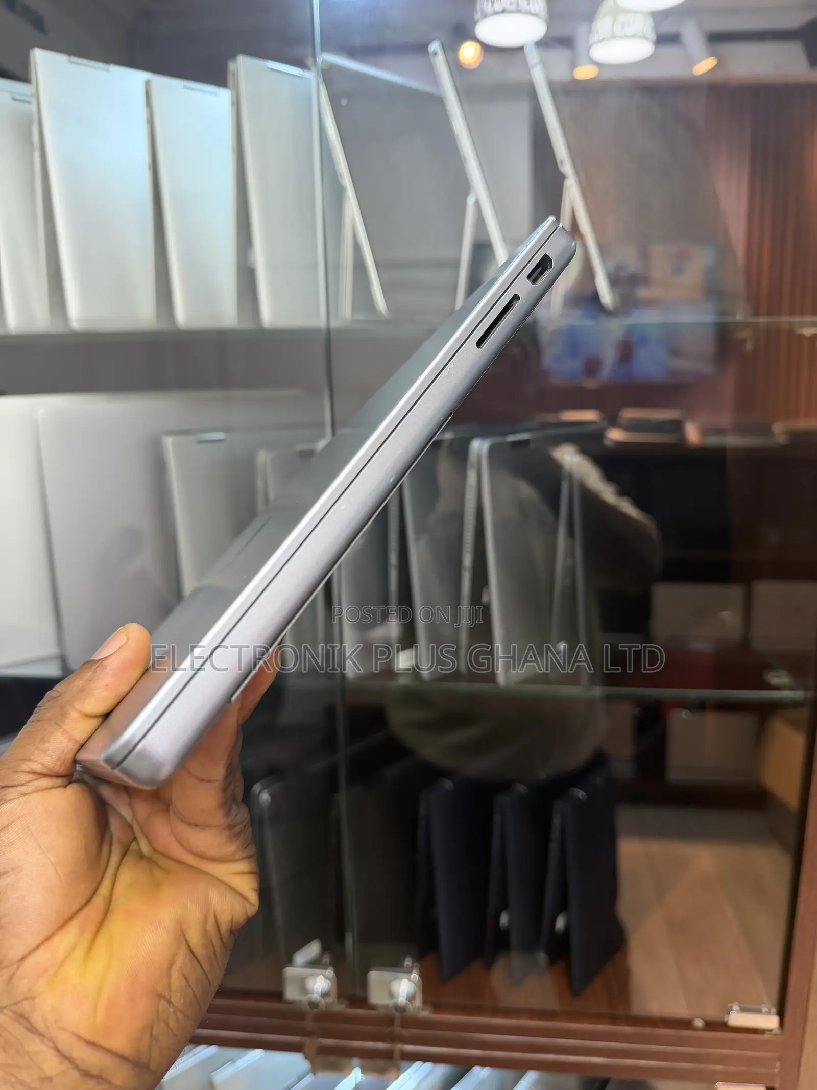 Laptop Apple MacBook Pro 2023 M3 14-inch 8GB Apple M3 Pro SSD 512GB