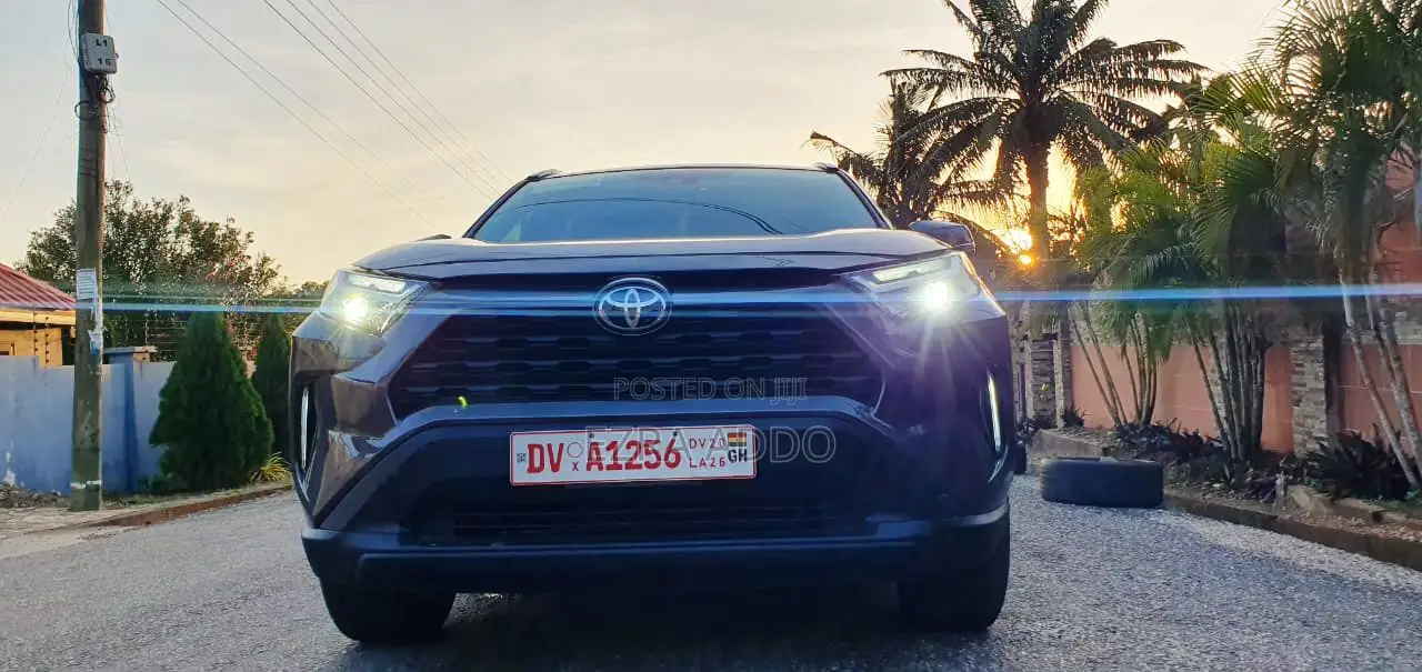 Toyota RAV4 XLE Premium 2025 Gray