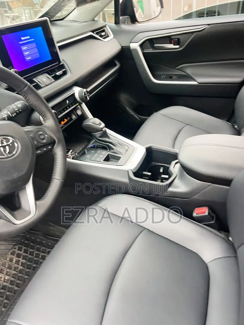 Toyota RAV4 XLE Premium 2025 Gray