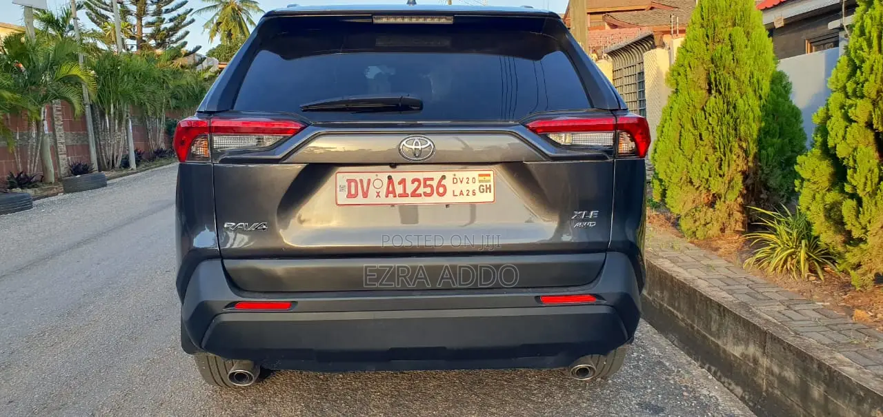 Toyota RAV4 XLE Premium 2025 Gray