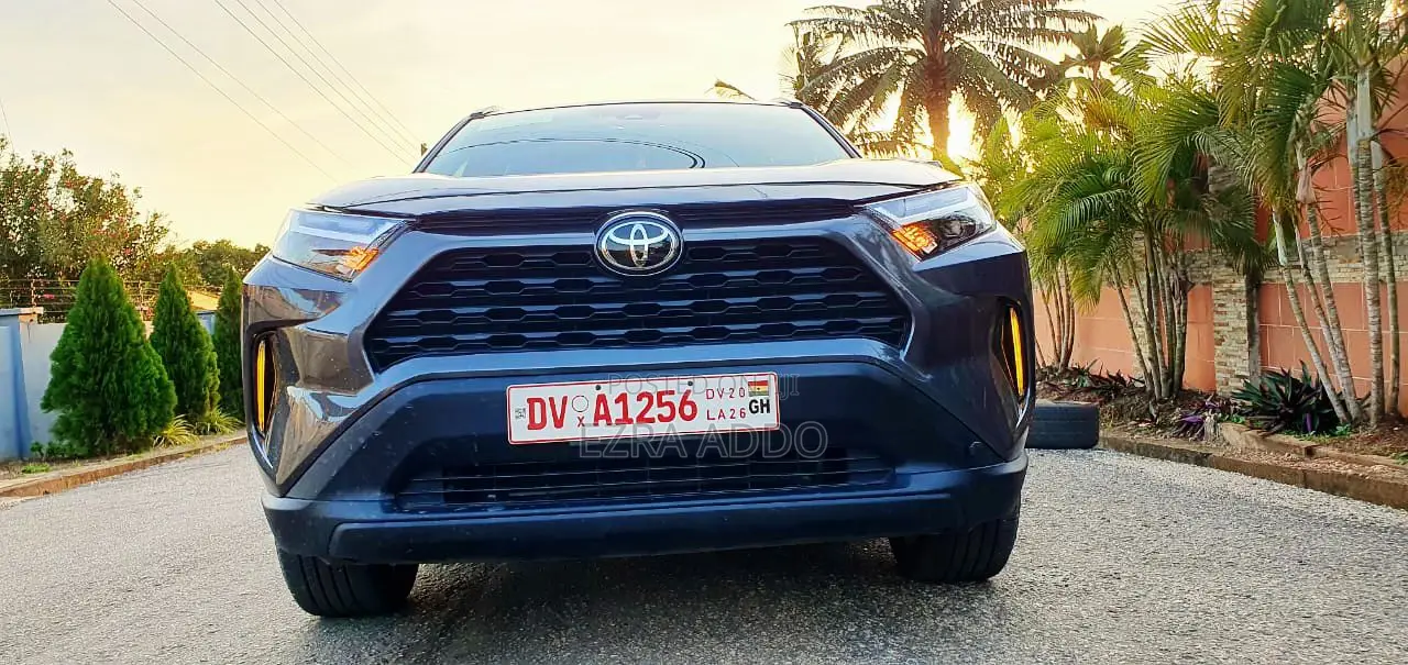 Toyota RAV4 XLE Premium 2025 Gray