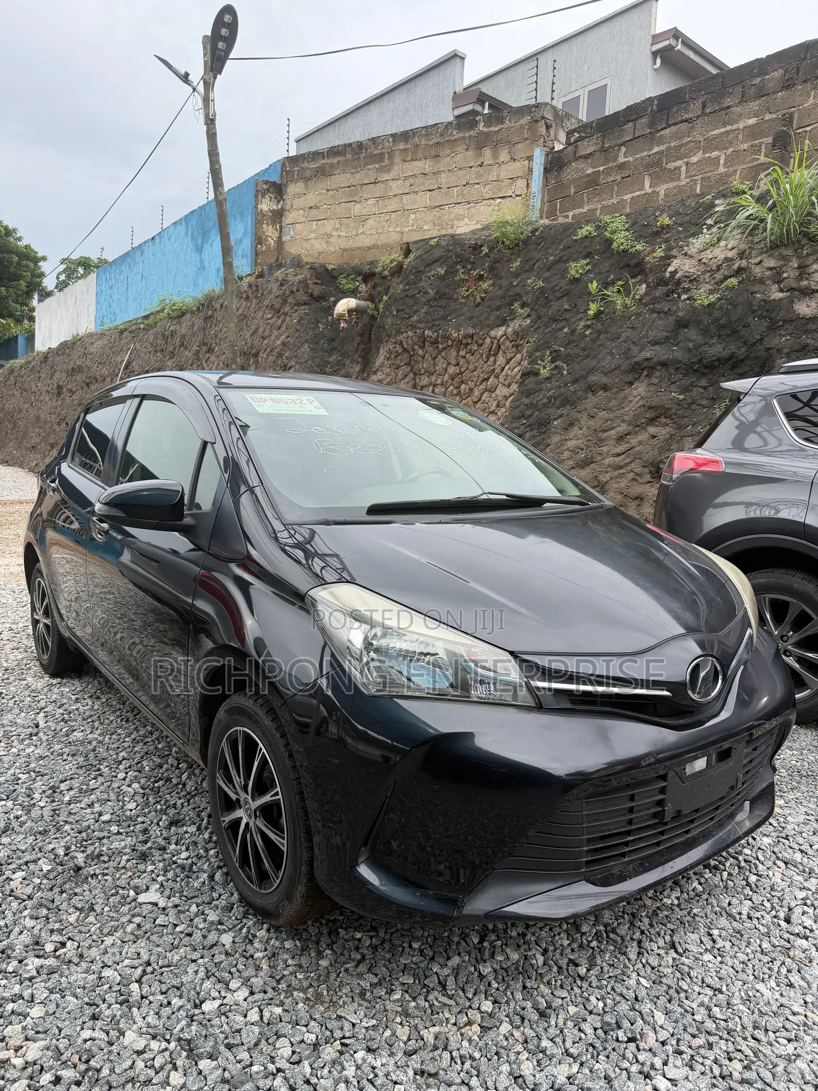 Toyota Vitz 1.5 FWD 5dr 2015 Black