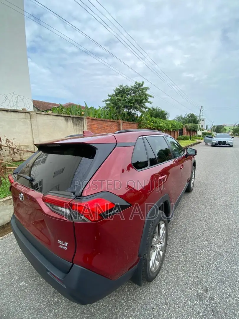 Toyota RAV4 XLE 2021 Red