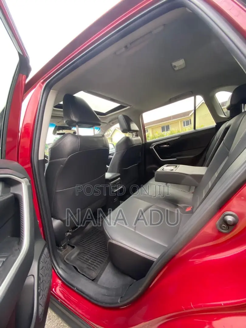Toyota RAV4 XLE 2021 Red