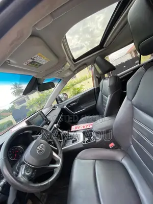 Toyota RAV4 XLE 2021 Red