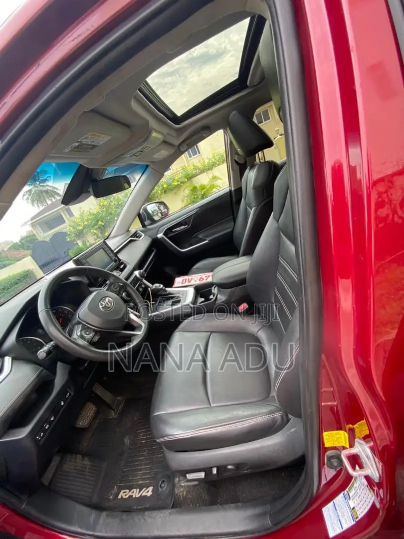 Toyota RAV4 XLE 2021 Red
