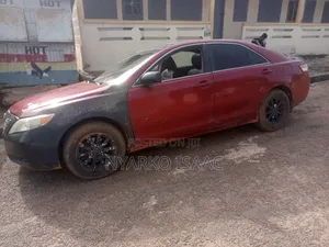 Toyota Camry Base 4dr Sedan (2.5L 4cyl 6M) 2010