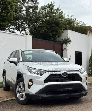 Toyota RAV4 2021 White