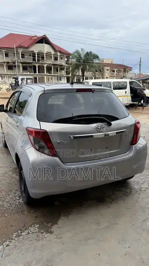 Toyota Vitz 2012 Silver