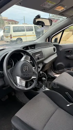 Toyota Vitz 2012 Silver