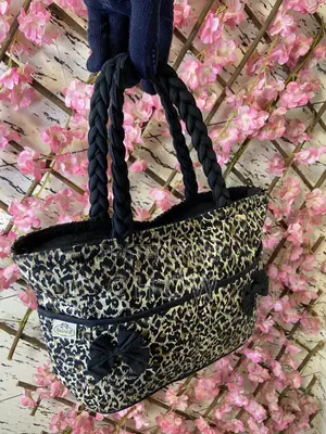 Effortlessly Bold Beautiful Ladies Hand Bag
