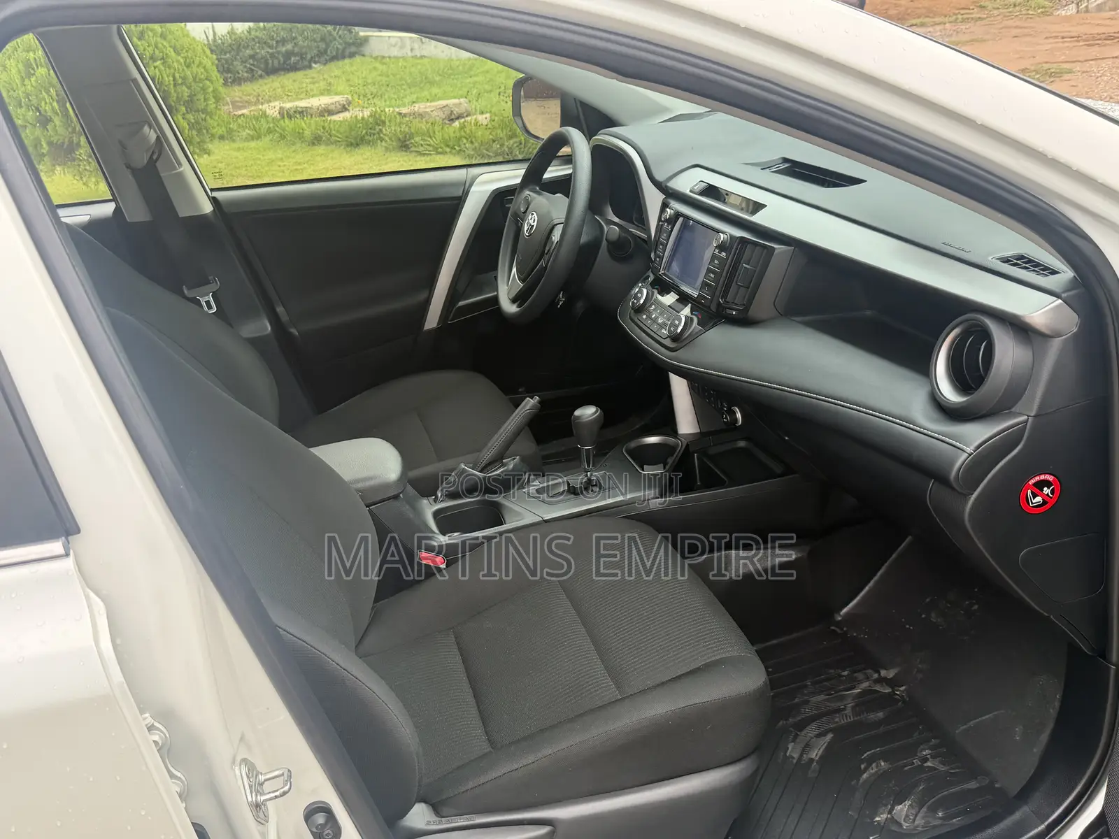 Toyota RAV4 XLE AWD (2.5L 4cyl 6A) 2017 White