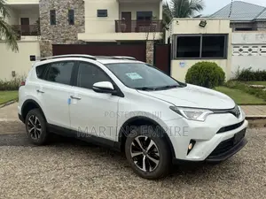Toyota RAV4 XLE AWD (2.5L 4cyl 6A) 2017 White